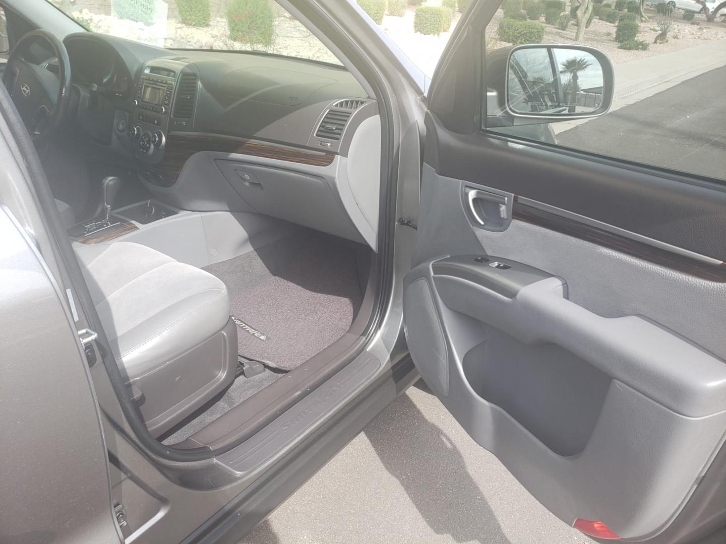 2011 gray /gray Hyundai Santa Fe SE (5XYZH4AG2BG) with an 3.5L V6 DOHC 24V engine, 6-Speed Automatic transmission, located at 323 E Dunlap Ave., Phoenix, AZ, 85020, (602) 331-9000, 33.567677, -112.069000 - 2011 Hyundai Santa Fe SE,......A Must See!! No accidents, Ice cold AC. The car is gorgeous inside and out. Power windows, Power door locks, Stereo/cd/mp3 Player, Phone sync, Bluetooth, Satellite compatible, Beautiful gray interior with gray leather seats in near perfect condition, Incredible gas mil - Photo#12